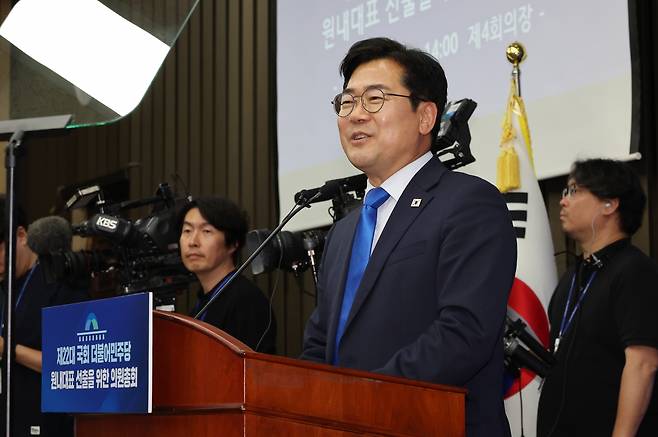 박찬대 더불어민주당 대표 직무대행 겸 원내대표가 지난 13일 국회에서 열린 원내대표 선출 의원총회에서 인사말 하고 있다. 연합뉴스