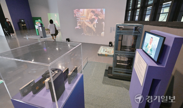 대형 작품 전시가 어려운 협소한 제1전시실. 김시범 기자