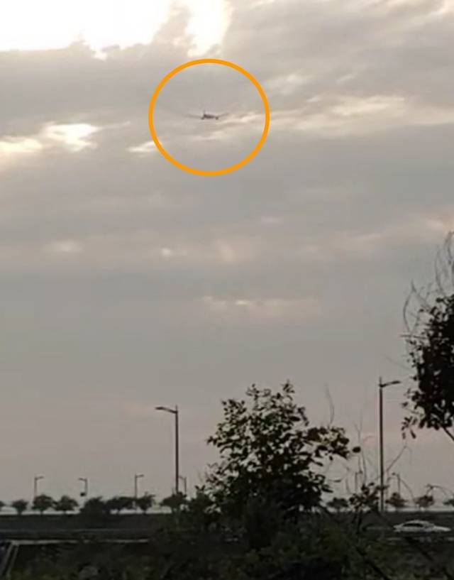 인천공항에서 나리타로 향하던 아시아나항공 여객기(OZ108) 왼쪽 엔진에서 검은 연기가 나고 있다. 독자 제공