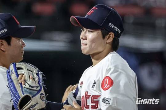 승리 후 동료들과 하이파이브하는 한승현. 사진[연합뉴스]