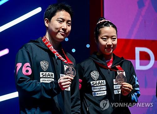 도하 세계선수권 때 혼합복식 동메달을 합작한 신유빈(오른쪽)과 임종훈. 사진[연합뉴스]