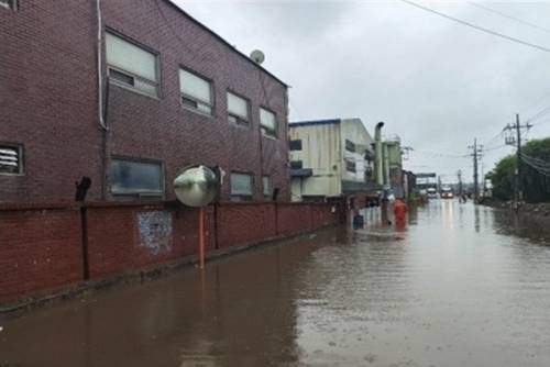 물에 잠긴 인천 서구 오류동 도로 (사진제공:인천시)