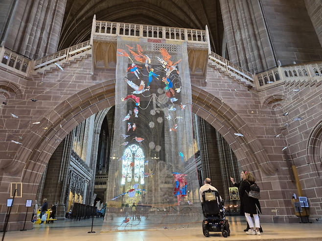 리버풀 대성당에 설치된 Maria Loizidou(Cyprus) [Where Am I Now?] ©김슬기