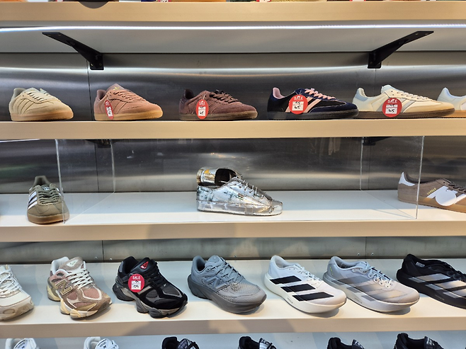 신발 가게의 신발들 가운데에 작품이 놓여 있다. Odur Ronald(Uganda) [No Hurry] ©김슬기