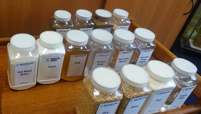 마닐드라그룹이 제분공장에서 밀을 이용해 만든 다양한 소재 샘플들.