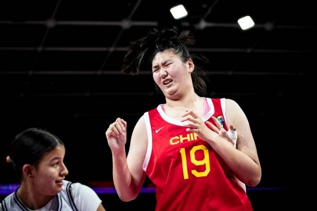 2007년생, 아직 성인도 되지 않은 어린 선수의 신장이 226cm다. 중국 여자농구의 미래이자 ‘초대형 거인’ 장쯔위는 최근 2025 FIBA 여자농구 선전 아시아컵에 앞선 평가전에서 괴력을 뽐내고 있다. 사진=FIBA 제공