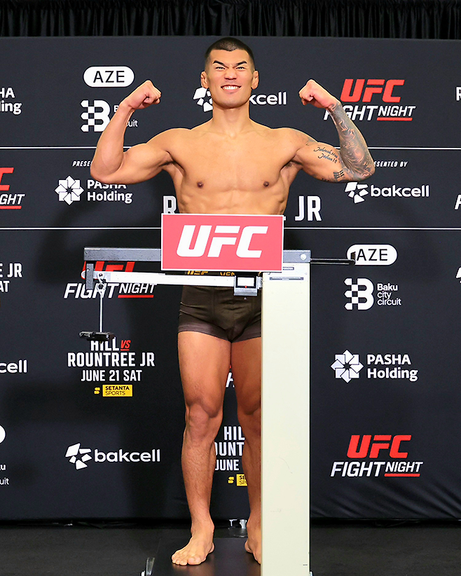 제41회 국제삼보연맹 세계선수권대회 컴뱃 부문 금메달리스트 고석현이 2025년 6월 아제르바이잔 바쿠 UFC on ABC 8 제6경기 웰터급 계체를 통과하고 있다. 사진=TKO