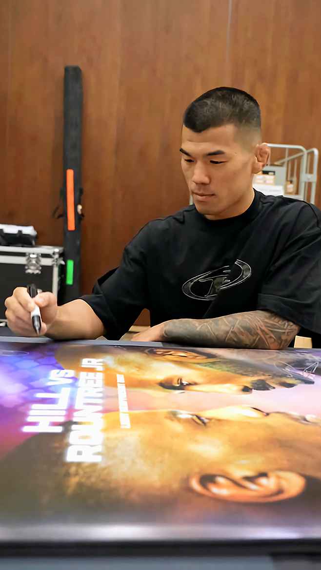 제41회 국제삼보연맹 세계선수권대회 컴뱃 부문 금메달리스트 고석현이 2025년 6월 아제르바이잔 바쿠 현지 홍보를 위한 UFC on ABC 8 포스터에 사인하고 있다. 사진=TKO