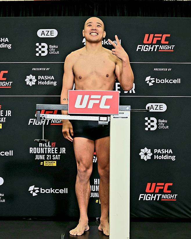 박준용이 2025년 6월 아제르바이잔 바쿠 UFC on ABC 8 제5경기 미들급 계체 통과 기념 촬영을 하고 있다. 사진=TKO