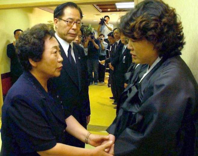 민주노동당 김혜경 대표와 권영길 전 의원이 고 김선일씨 빈소를 찾아 조문하고 유족들을 위로 하고 있다. /사진=뉴시스