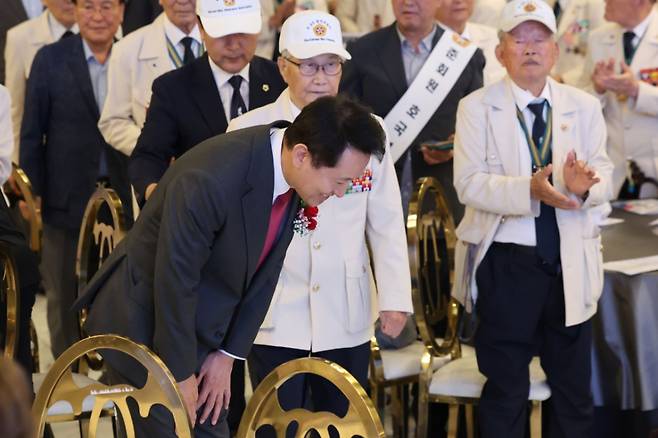 [서울=뉴시스] 권창회 기자 = 오세훈 서울시장이 20일 오전 서울 마포구 제75주년 6.25전쟁 참전유공자 위로연 및 준회원 호국봉사단 발대식에서 6.25 참전용사들에게 인사하고 있다. 2025.06.20. kch0523@newsis.com /사진=권창회