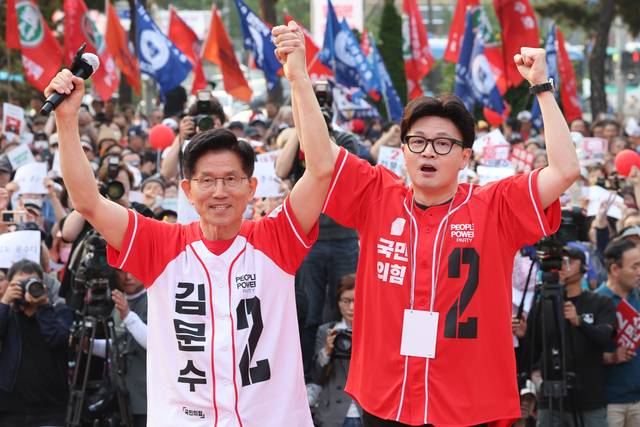 김문수 전 국민의힘 대선 후보와 한동훈 전 대표. 연합뉴스