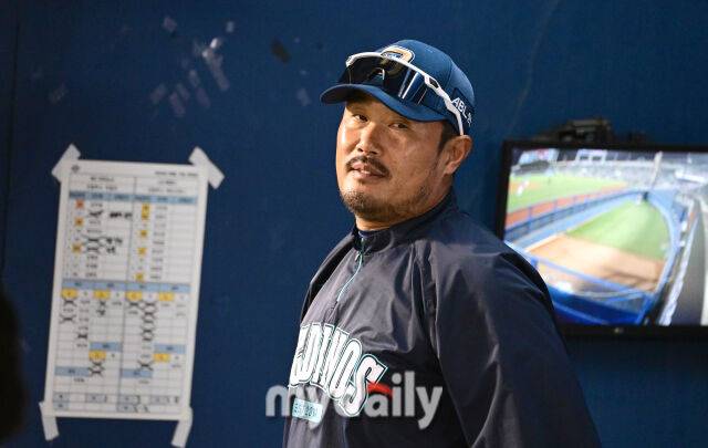 2025년 6월 17일 오후 서울 잠실구장에서 진행된 '2025 신한 SOL뱅크 KBO 리그' NC 다이노스와 LG 트윈스의 경기. NC 이호준 감독이 경기를 지켜보고 있다./마이데일리