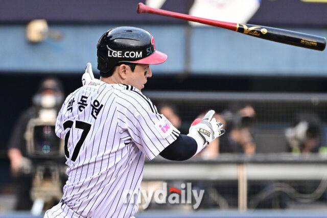 31일 서울 잠실야구장에서 열린 '2025 신한 SOL BANK KBO리그' 삼성 라이온즈와 LG 트윈스 경기.LG 박동원이 4회말 무사 1루에 안타를 치고 있다./마이데일리