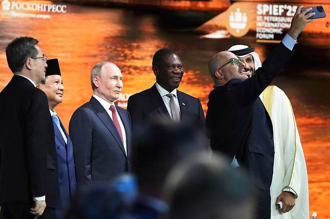 푸틴 러시아 대통령이 20일(현지시간) 상트페테르부르크 국제경제포럼 참가자들과 기념촬영을 하고 있다. [AP]