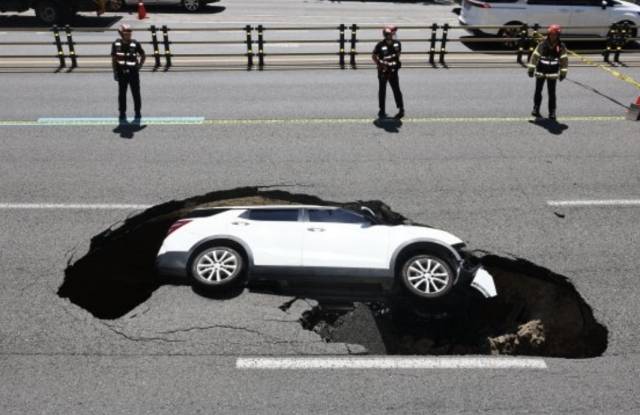 지난해 8월 서울 서대문구 연희동 성산로에서 싱크홀(땅꺼짐) 사고가 발생해 달리던 승용차가 구덩이에 빠져 있다. 이 사고로 승용차 탑승자 2명이 부상을 입고 병원으로 이송됐다. [연합]