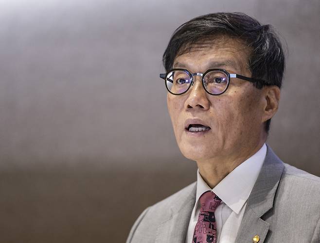 이창용 한국은행 총재가 18일 2025 상반기 물가 설명회에 참석해 물가 상승 요인에 대해 설명하고 있다. [연합]