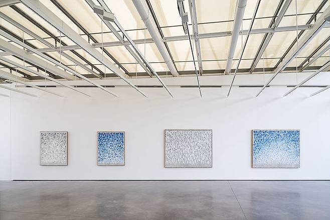 하종현 개인전 《Light Into Color》 전시전경 프랑스 엑상 프로방스 샤토 라 코스트, 2025 사진: Stéphane Aboudaram 이미지 제공: 국제갤러리 *재판매 및 DB 금지