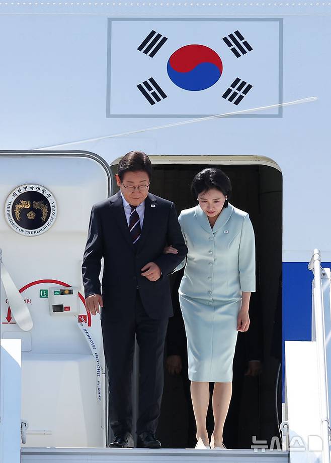 [캘거리=뉴시스] 최진석 기자 = 주요 7개국(G7) 정상회의에 참석하는 이재명 대통령이 16일(현지 시간) 캐나다 앨버타주 캘거리국제공항에 도착해 김혜경 여사와 공군 1호기에서 내리고 있다. 2025.06.17. myjs@newsis.com