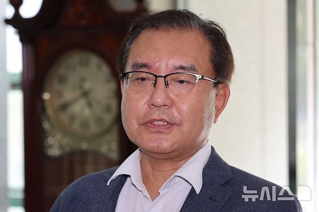 [서울=뉴시스] 권창회 기자 = 채상병 순직사건 외압 의혹을 수사하는 이명현 특별검사가 18일 서울 서초동 사무실로 출근하며 취재진 질의에 답하고 있다.2025.06.18. kch0523@newsis.com