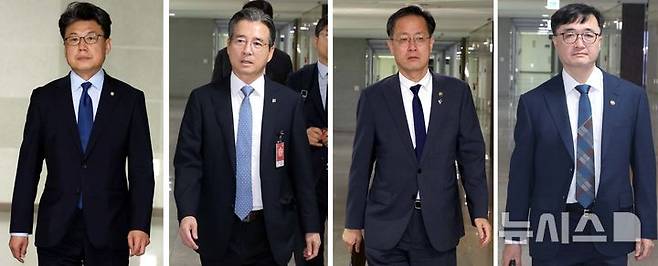 [서울=뉴시스] 조성봉 기자 = 진성준(왼쪽 사진부터) 더불어민주당 정책위의장, 김용범 대통령실 정책실장, 이형일 기획재정부 1차관, 임기근 기재부 2차관이 18일 오전 서울 여의도 국회 의원회관에서 열린 추경안 관련 비공개 실무 당정협의회에 참석하고 있다. 2025.06.18. suncho21@newsis.com