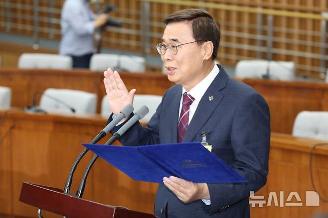 [서울=뉴시스] 김명년 기자 = 이종석 국가정보원장 후보자가 19일 오전 서울 여의도 국회에서 열린 정보위 인사청문회에서 선서하고 있다. 2025.06.19. kmn@newsis.com