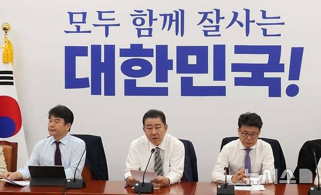 [서울=뉴시스] 조성봉 기자 = 김병기 더불어민주당 당대표 직무대행 겸 원내대표가 17일 오전 서울 여의도 국회에서 열린 원내대책회의에서 발언을 하고 있다. 2025.06.17. suncho21@newsis.com