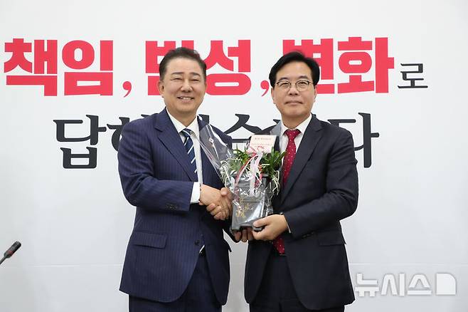 [서울=뉴시스] 김명년 기자 = 김병기(왼쪽) 더불어민주당 대표 직무대행 겸 원내대표가 17일 서울 여의도 국회에서 국민의힘 송언석 원내대표를 예방해 축하난을 전달 후 기념촬영하고 있다.(공동취재) 2025.06.17. photo@newsis.com