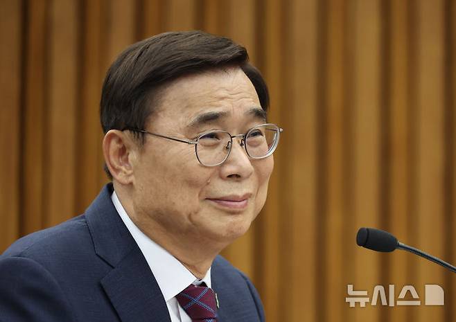 [서울=뉴시스] 고승민 기자 = 이종석 국가정보원장 후보자가 19일 서울 여의도 국회에서 열린 정보위원회의 국가정보원장 후보자 인사청문회에서 송언석 국민의힘 원내대표를 바라보고 있다. 2025.06.19. kkssmm99@newsis.com