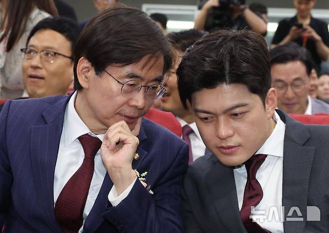 [서울=뉴시스] 조성봉 기자= 김용태 국민의힘 비상대책위원장과 조경태(왼쪽) 의원이 19일 오후 서울 여의도 국회 의원회관에서 열린 '체코 원전수주의 의미와 우리 원전 산업계의 나아갈 방향' 정책토론회에서 대화를 하고 있다. 2025.06.19. suncho21@newsis.com