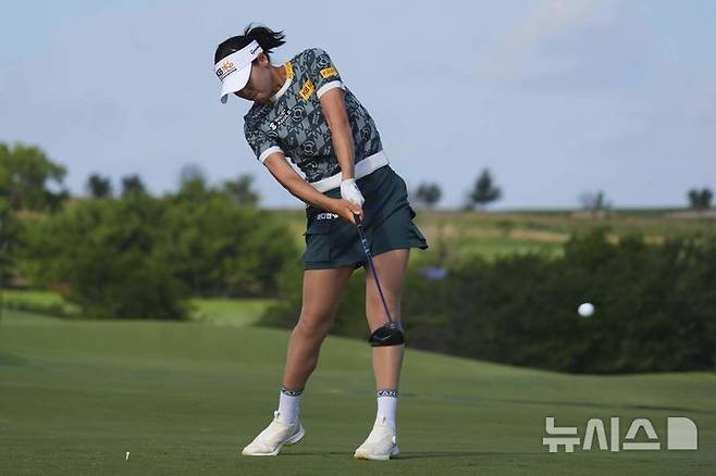 [프리스코=AP/뉴시스] 방신실이 20일(현지 시간) 미 텍사스주 프리스코 필즈랜치 이스트 코스에서 열린 미국여자프로골프(LPGA) 투어 KPMG 위민스 PGA 챔피언십 2라운드 6번 홀에서 티샷하고 있다. 방신실은 중간 합계 이븐파(144타) 공동 8위에 이름을 올렸다. 2025.06.21.
