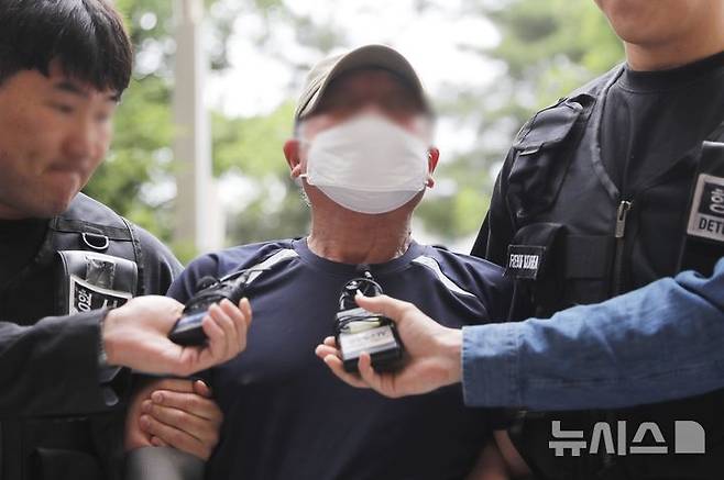 [인천=뉴시스] 김동영 기자 = 가정폭력으로 인한 접근금지 조치가 끝난 지 일주일 만에 아내를 찾아가 흉기로 살해한 혐의(살인)를 받는 60대 A씨가 21일 오후 인천 미추홀구 인천지방법원에서 열린 구속 전 피의자 심문(영장실질심사)에 출석하기 위해 이동하고 있다. 2025.06.21. dy0121@newsis.com