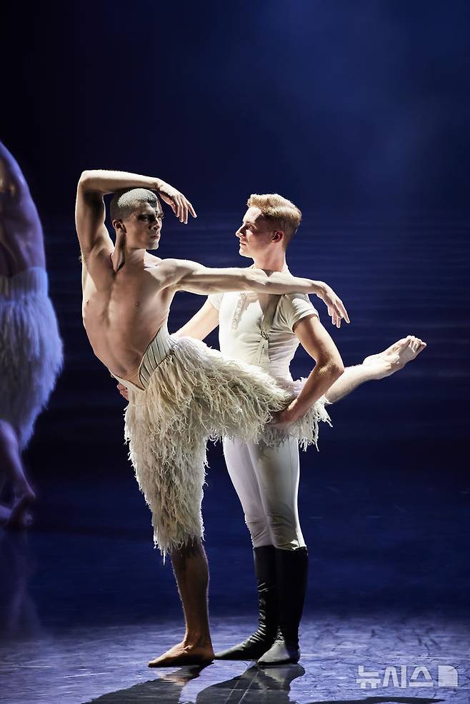 [서울=뉴시스]19일 서울 마곡동 LG아트센터에서 열린 매튜 본의 '백조의 호수' 30주년 기념 공연에서 남성 백조와 왕자가 파드되(2인무)를 추고 있다. (사진=LG아트센터 제공)