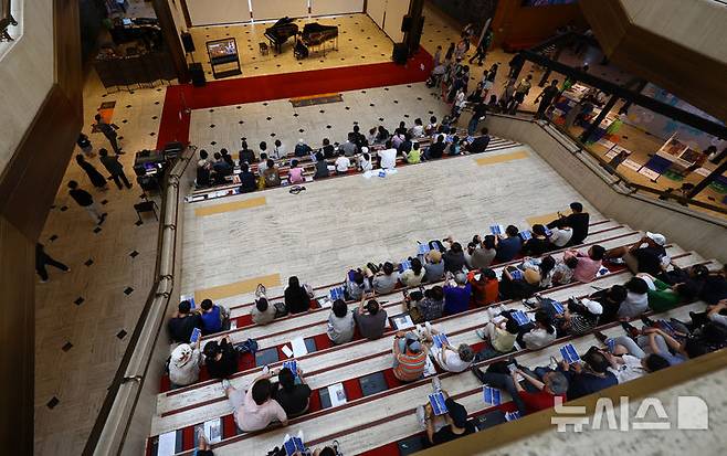 [서울=뉴시스] 박주성 기자 = 21일 서울 종로구 서울역사박물관 로비에서 '광복! 그날의 함성이 음악으로'를 주제로 2025 재능나눔콘서트를 개최해 하프시코디스트 이경희가 하프시코드를 연주하고 있다.  2012년 문화예술인의 재능기부로 시작한 재능나눔 콘서트는 올해 광복 80주년을 기념해 6월 첫 공연을 시작으로, 8월 16일 “되찾은 땅, 되살아난 노래”,11월 15일 “하프시코드의 울림, 한국인의 마음을 담다.” 등 총 3회의 공연을 개최할 예정이다. 2025.06.21. park7691@newsis.com