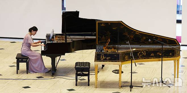 [서울=뉴시스] 박주성 기자 = 21일 서울 종로구 서울역사박물관 로비에서 '광복! 그날의 함성이 음악으로'를 주제로 2025 재능나눔콘서트를 개최해 피아니스트 우지안이 피아노를 연주하고 있다.  2012년 문화예술인의 재능기부로 시작한 재능나눔 콘서트는 올해 광복 80주년을 기념해 6월 첫 공연을 시작으로, 8월 16일 “되찾은 땅, 되살아난 노래”,11월 15일 “하프시코드의 울림, 한국인의 마음을 담다.” 등 총 3회의 공연을 개최할 예정이다. 2025.06.21. park7691@newsis.com