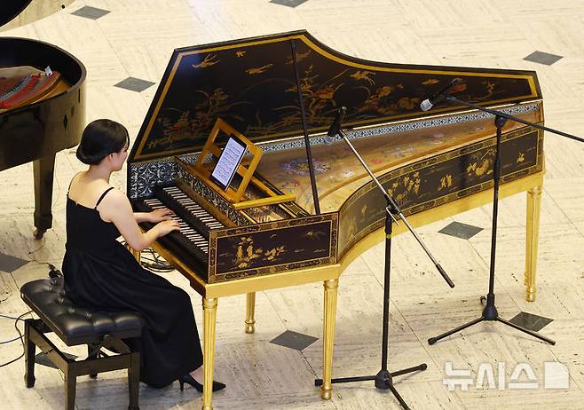 [서울=뉴시스] 박주성 기자 = 21일 서울 종로구 서울역사박물관 로비에서 '광복! 그날의 함성이 음악으로'를 주제로 2025 재능나눔콘서트를 개최해 하프시코디스트 이경희가 하프시코드를 연주하고 있다.  2012년 문화예술인의 재능기부로 시작한 재능나눔 콘서트는 올해 광복 80주년을 기념해 6월 첫 공연을 시작으로, 8월 16일 “되찾은 땅, 되살아난 노래”,11월 15일 “하프시코드의 울림, 한국인의 마음을 담다.” 등 총 3회의 공연을 개최할 예정이다. 2025.06.21. park7691@newsis.com