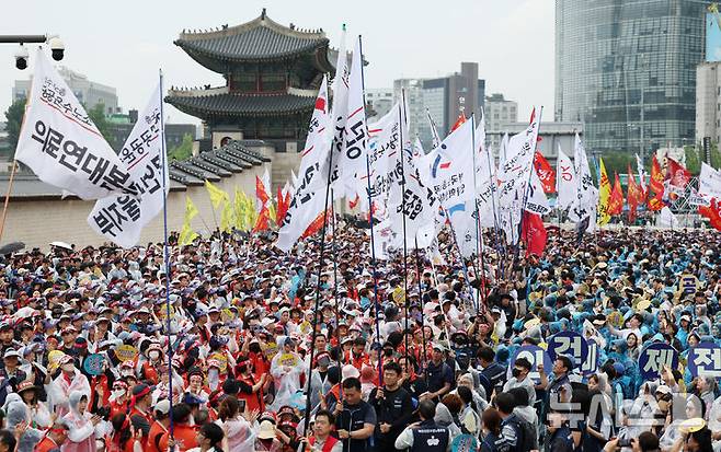 [서울=뉴시스] 조성우 기자 = 21일 오후 서울 종로구 서십자각터 앞에서 열린 민주노총과 한국노총 산하 공공부문 노동조합으로 구성된 양대노총 공공노동자 총력투쟁 결의대회에서 공대위 및 산별, 현장 깃발이 입장하고 있다. 2025.06.21. xconfind@newsis.com