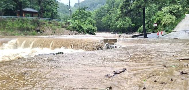 [영동=뉴시스] 이병찬 기자 = 21일 많은 비가 내린 충북 영동군 상천면 물한계곡의 교량이 물에 잠겨 있다. 교량이 침수하면서 인근 캠핑장 이용자 10여명이 한 때 고립됐다. (사진=독자제공) 2025.06.21.photo@newsis.com *재판매 및 DB 금지