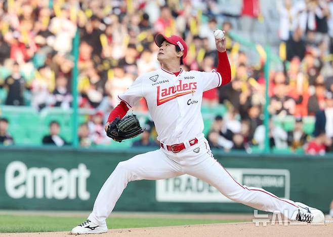 [인천=뉴시스] 이영환 기자 = 11일 오후 인천 미추홀구 SSG랜더스필드에서 열린 2025 프로야구 KIA 타이거즈와 SSG 랜더스의 더블헤더 2차전 경기, 1회초 SSG 선발 김광현이 공을 던지고 있다. 2025.05.11. 20hwan@newsis.com