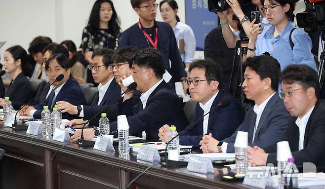 [서울=뉴시스] 김명원 기자 = 20일 서울 종로구 국정기획위원회에서 열린 정치행정분과 검찰청 업무보고에 참석해 대검찰청 관계자들이 긴장한 모습을 보이고 있다. (공동취재) 2025.06.20. photo@newsis.com