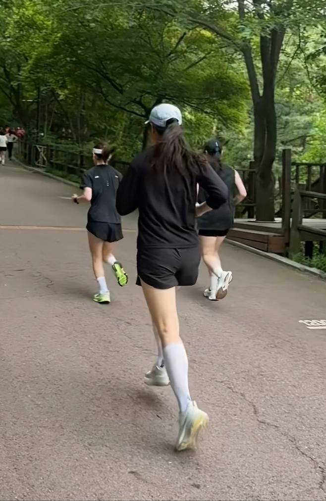 남산 업힐 인터벌 훈련 중인 신현정 기자 역시나 다른 러너들에 뒤처지고 있다