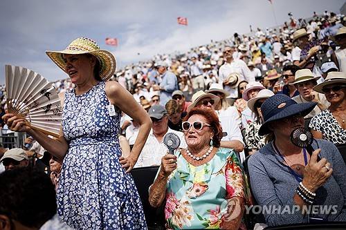20일(현지시간) 영국 런던에서 폭염 속 퀸스 클럽 챔피언십 테니스 대회를 관람하는 관중들 [EPA 연합뉴스]
