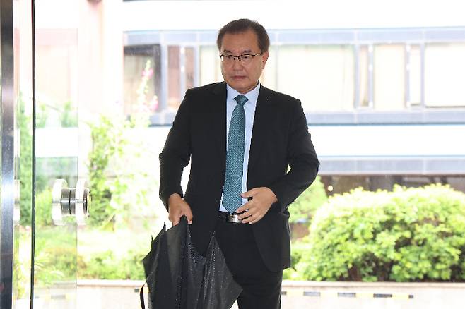 순직 해병 수사 방해 의혹 사건을 수사하는 이명현 특별검사가 20일 서울 서초구 사무실로 출근하고 있다. 연합뉴스