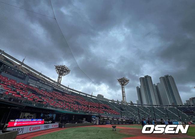 [OSEN=부산, 이석우 기자] 20일 부산 사직야구장에서 2025 신한 SOL 뱅크 KBO 리그 롯데 자이언츠와 삼성 라이온즈의 경기가 열린다. 홈팀 롯데는 감보아가, 방문팀 삼성은 김대호가 선발 출전한다.경기 개시 1시간 30분을 앞두고 먹구름이 사직야구장을 가득 덮고 있다. 2025.06.20 / foto0307@osen.co.kr