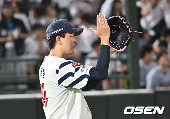 [OSEN=부산, 이석우 기자] 19일 부산 사직야구장에서 2025 신한 SOL 뱅크 KBO 리그 롯데 자이언츠와 한화 이글스의 경기가 열렸다. 홈팀 롯데는 나균안이, 방문팀 한화는 황준서가 선발 출전했다.롯데 자이언츠 김원중이 9회초 2사 2루 한화 이글스 안치홍을 유격수 땅볼로 잡고 승리한 후 기뻐하고 있다. 2025.06.19 / foto0307@osen.co.kr