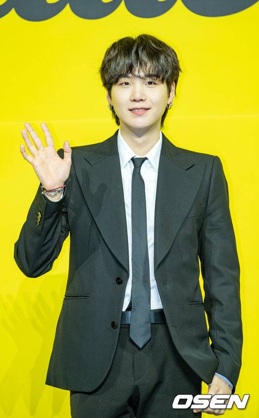 [OSEN=민경훈 기자] 21일 오후 서울 송파구 올림픽공원 올림픽홀에서 방탄소년단(BTS)의 새 디지털 싱글 'Butter' 발매 기념 글로벌 기자간담회 포토타임이 진행됐다.그룹 방탄소년단(RM, 진, 슈가, 제이홉, 지민, 뷔, 정국)의 새 싱글 'Butter'는 오늘(21일) 오후 1시(한국시각)에 전 세계 동시에 발매된다. 방탄소년단의 새 디지털 싱글 'Butter'는 마음을 흔드는 방탄소년단의 귀여운 고백을 담은 청량하고 중독성 강한 댄스 팝 장르의 서머송이다. 버터처럼 부드럽게 스며드는 방탄소년단의 독보적인 매력을 느낄 수 있는 곡으로 방탄소년단만의 음악적 스타일을 더한 것으로 알려져 기대를 모으고 있다.방탄소년단(BTS) 슈가가 무대 위에서 포토타임을 갖고 있다./ rumi@osen.co.kr