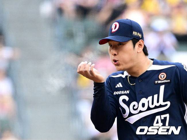 [OSEN=잠실, 지형준 기자] 21일 오후 서울 잠실구장에서 ‘2025 신한 SOL Bank KBO리그’ LG 트윈스와 두산 베어스의 경기가 열렸다.LG는 에르난데스, 두산은 곽빈이 선발로 나섰다.1회말 두산 곽빈이 경기를 준비하고 있다. 2025.06.21 /jpnews@osen.co.kr