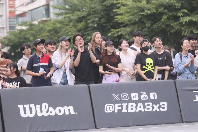 [사진] 모두가 농구의 매력에 흠뻑 빠졌다