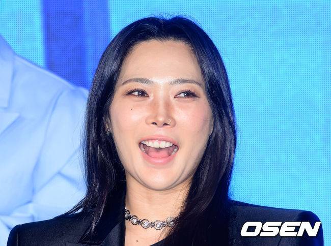 [OSEN=이대선 기자] 27일 오전 서울 강남구 SJ쿤스트할레에서 Mnet ‘월드 오브 스트릿 우먼 파이터’ 제작발표회가 열렸다.‘월드 오브 스우파’는 Mnet 메가 히트작 ‘스트릿 우먼 파이터’의 세 번째 시즌으로, 한국을 포함해 뉴질랜드, 미국, 일본, 호주까지 총 5개국 국가대항전으로 시청자들을 만날 예정이다. Mnet ‘월드 오브 스우파’는 오는 5월 27일(화) 오후&nbsp;10시 첫 방송된다. 댄스팀 범접 허니제이가 취재진의 질문을 듣고 있다. 2025.05.27 /sunday@osen.co.kr