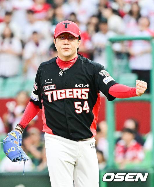 [OSEN=인천, 박준형 기자] 21일 오후 인천 SSG랜더스필드에서 ‘2025 신한 SOL BANK KBO리그’ SSG 랜더스와 KIA 타이거즈의 경기가 진행됐다.이날 SSG는 김광현을, KIA는 양현종을 선발투수로 내세웠다.6회말 2사 1루 KIA 양현종이 SSG 박성한을 삼진아웃 잡은뒤 기뻐하고 있다. 2025.06.21 / soul1014@osen.co.kr